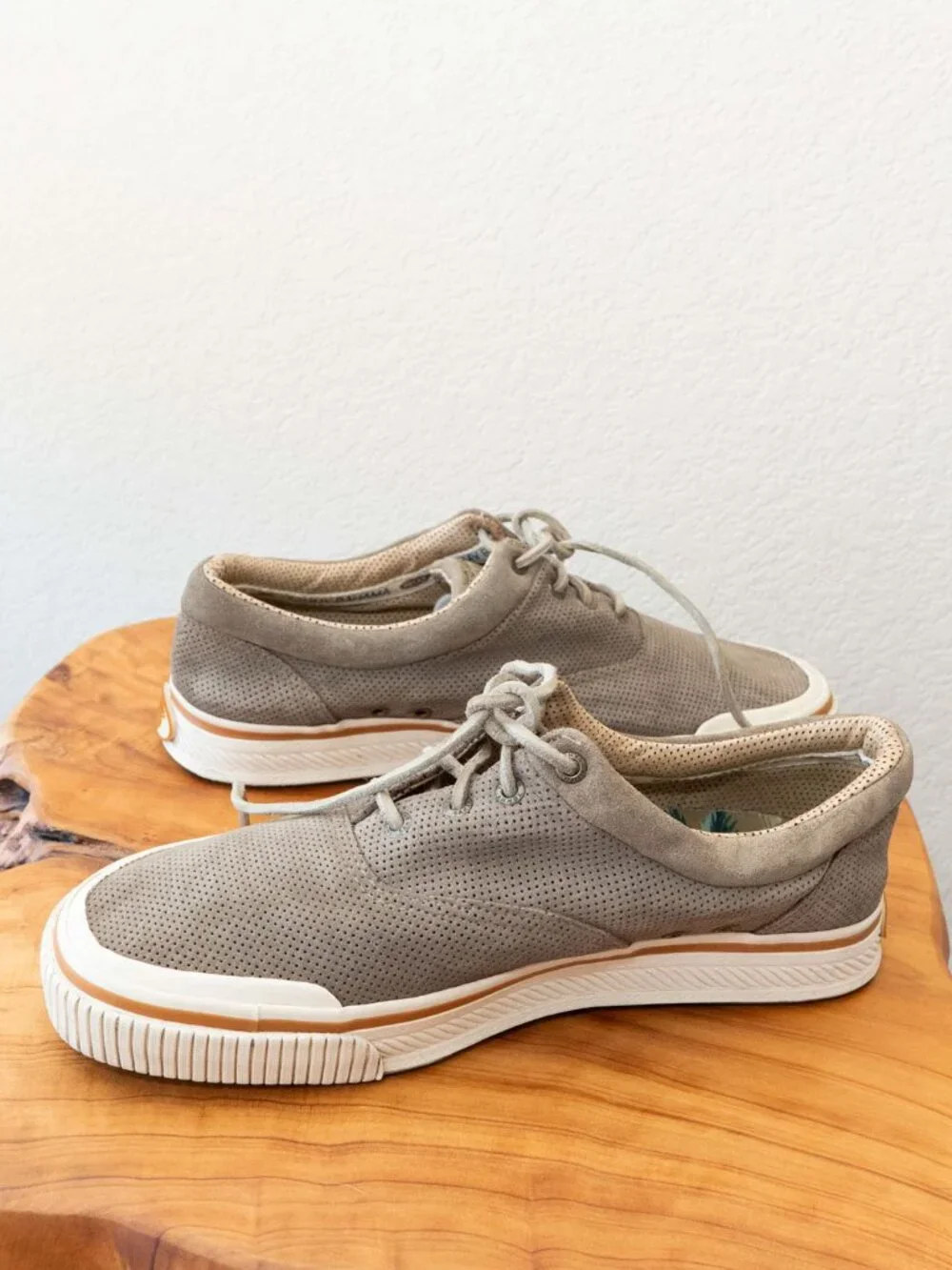 Tommy Bahama Rum Runner Shoes Mens 9.5 Almond Suede Sneaker Boat Shoe TB-115